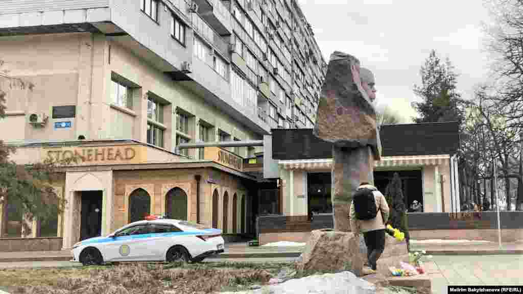 Бұған дейін Алматы әкімдігі белсенділерге Украинаны қолдау акциясын өткізуге рұқсат бермеген еді. Бірақ белсенділер мәселеге бейжай қарамайтынын көрсету үшін 24 ақпан күні түсте Тарас Шевченко ескерткіші алдына жиналатынын хабарлаған. Суретте: Украин ақыны Тарас Шевченконың ескерткіші маңында тұрған полиция көлігі. Алматы, 24 ақпан, 2023 жыл.