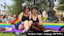 “Të zëshëm dhe krenarë”: Shkupi mban Paradën e katërt të Krenarisë