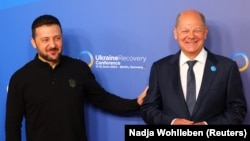 Канцлер Німеччини Олаф Шольц і президент України Володимир Зеленський під час Конференції з відновлення України в Берліні, Німеччина, 11 червня 2024 року
