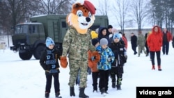 Russiýa tarapyndan basylyp alnan Ukrainanyň sebitlerinden bolan çagalary Belarusyň harby desgalaryna aýlaýarlar. 