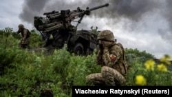 Українські артилеристи ведуть вогонь з реактивної системи залпового вогню «Вампір» по позиціях російських військ. Неподалік від міста Авдіївки на Донеччині, 31 травня 2023 року