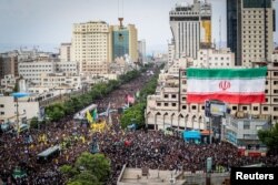Опечалени присъстват на церемонията по погребението на покойния ирански президент Ебрахим Раиси в Машхад, Иран, 23 май 2024 г.