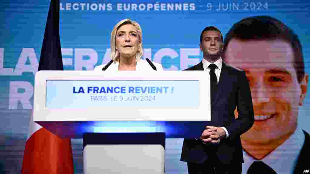 A Marine Le Pen vezette Nemzeti Tömörülés (RN) az európai parlamenti választás utolsó napján tartott esti gyűlésen a párizsi Pavillon Chesnaie du Royban 2024. június 9-én. A francia szélsőjobboldali párt harminc képviselőt küldhet az EP-be. Az eredményre reagálva Emmanuel Macron francia elnök vasárnap este bejelentette, hogy feloszlatja a francia Nemzetgyűlést