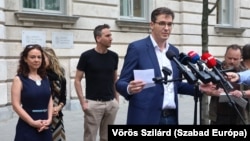 Karácsony Gergely az NVI épülete előtt 2024. június 14-én
