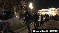 Policijska akcija ispred Skupštine Beograda nakon incidenata na protestu, 24. decembar 2023. 