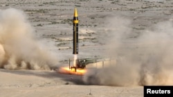 Një raketë balistike e gjeneratës së katërt, e quajtur Keibar, me rreze veprimi prej 2.000 kilometrash shihet pak para lansimit për testim, diku në Iran. Fotografi e majit të vitit 2023.
