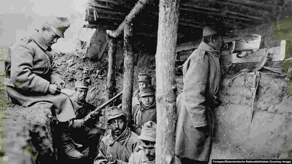 Osztrák–magyar katonák egy lövészárokban Rivne városától délre 1915 novemberében. A XX. század elején a mai Ukrajna területének nagy részét az Orosz Birodalom, míg a nyugati részt az Osztrák–Magyar Monarchia birtokolta. A két ellenséges hatalom az első világháború nagy részében a terület ellenőrzéséért küzdött