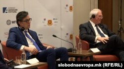 Ambasadori amerikan në Serbi, Christopher Hill,(djathtas), gjatë konferencës “Sfidat rajonale të sigurisë”, të organizuar nga presidenti i Maqedonisë së Veriut, Stevo Pendarovski. 