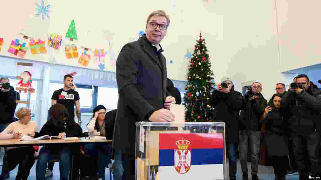 Aleksandar Vučić szerb elnök leadja szavazatát egy szavazóhelyiségben a parlamenti választásokon Belgrádban 2023. december 17-én. A jelenlegi elnök, Vučić pártja nyerte Szerbiában az előrehozott választásokat vasárnap. A parlamenti, tartományi és helyhatósági választást a tavaszi iskolai lövöldözések indokolták, amelyek után tízezrek vonultak utcára az elnök lemondását követelve