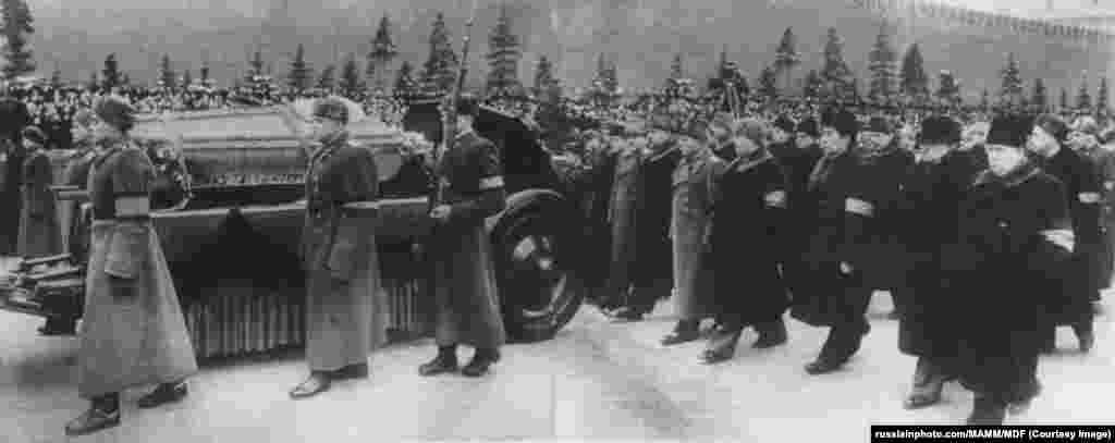 Soldați escortează trupul lui Stalin în fața Kremlinului pe 9 martie. În extrema dreaptă se află Nikita Hrușciov, care avea să iasă în curând învingător în războiul rece intern de la Kremlin și să devină liderul Uniunii Sovietice. 