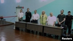 Politicianul rus de opoziție Aleksei Navalnîi (al doilea la stânga) și avocații săi la tribunal (foto arhivă)