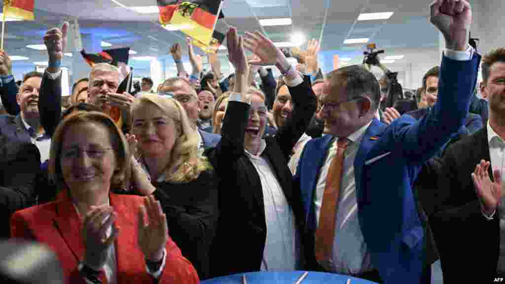 Alice Weidel (középen) és Tino Chrupalla (jobbra), a szélsőjobboldali Alternatíva Németországért (AfD) párt két társelnöke. Az AfD tagjai ujjongtak az első exit pollok után június 9-én Berlinben. A párt 15,6 százalékkal tizenöt mandátumot szerzett az Európai Parlamentben