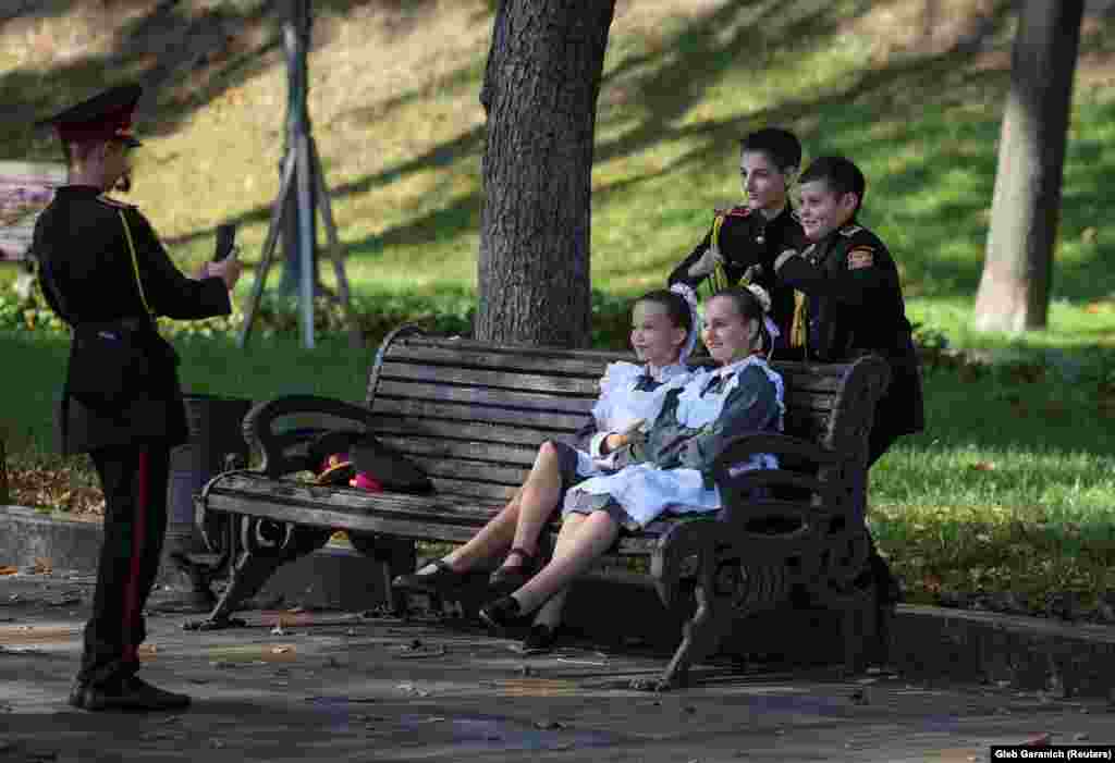 Вихованці військового ліцею фотографуються у Києві. Після відсічі, яку дали Сили оборони України російській армії під Києвом, звільнення Чернігівщини, Харківщини і Херсона, багато українців сприймають російські війська як небоєздатні та недолугі. Проте російська армія теж вчиться на своїх невдачах, і те як важко дається ЗСУ кожен метр звільнення своєї землі вказує, що війна може стати ще кровопролитнішою. Наразі втрати з обох сторін зростають, стверджують фахівці