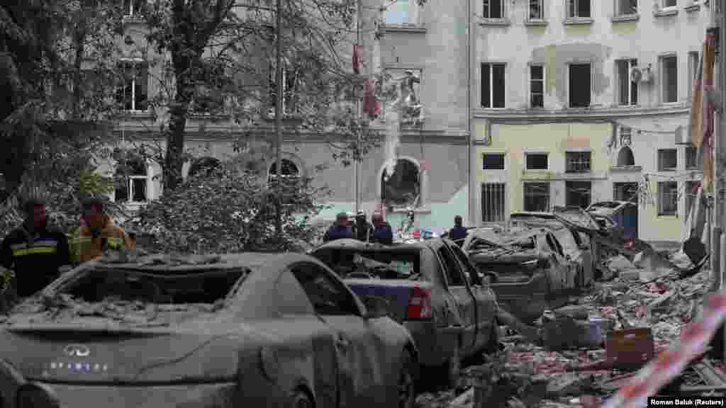 Mentőmunkások a helyszínen egy törmelékkel borított utcában. A legfiatalabb áldozat huszonegy éves volt – közölte Makszim Kozickij, a Területi Katonai Igazgatóság vezetője –, de a romok alatt további halottak lehetnek