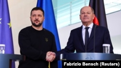 Președintele ucrainean, Volodimir Zelenski, și cancelarul german, Olaf Scholz, la conferința de presă care a urmat semnării unui acord „fără precedent” de securitate între cele două țări, Berlin, Germania, vineri, 16 februarie 2023.