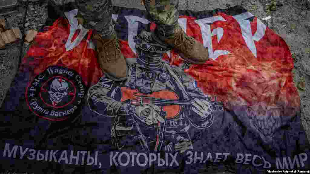 Egy ukrán katona a Wagner zsoldoscsoport zászlaján tapos az orosz határ közelében augusztus 13-án. A behatoláskor Ukrajna rajtaütött egy orosz konvojon Kurszknál