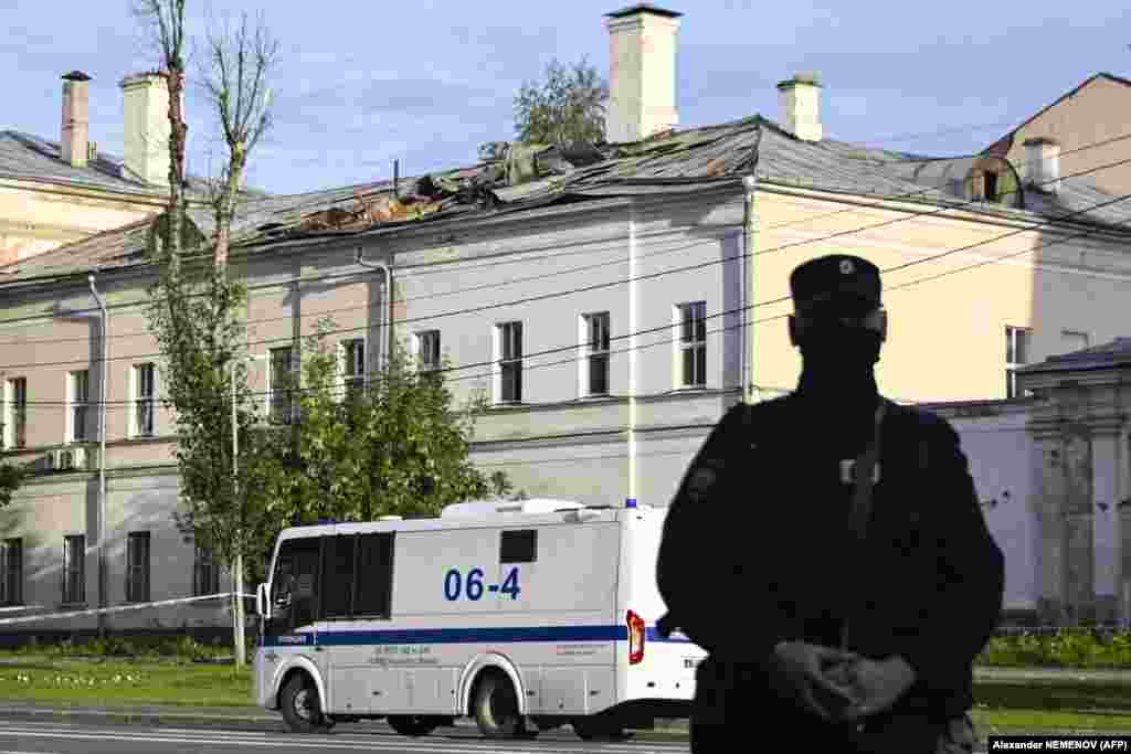 Acoperișul deteriorat al clădirii de pe Komsomolski Prospekt