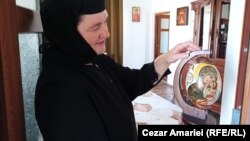 Паисия показывает страусиное яйцо, расписанное в монастыре близ Чаталкоя