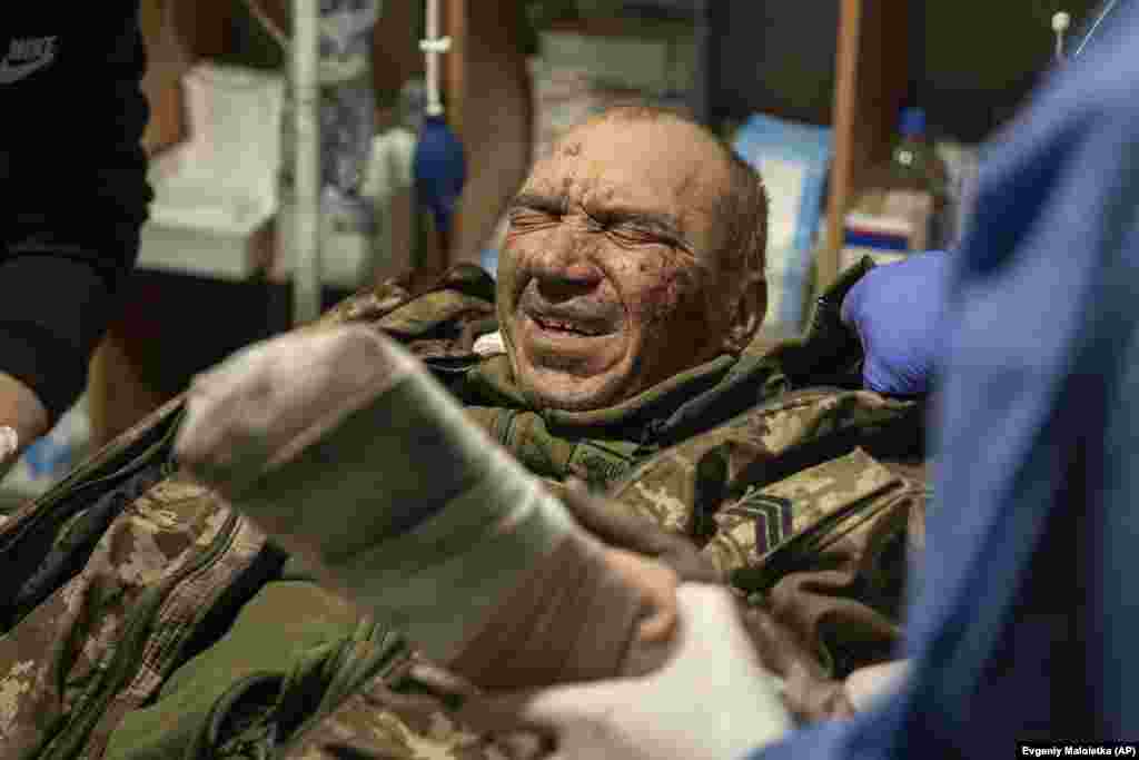 Un soldat ucrainean rănit, cunoscut sub numele de Alpha, este tratat pentru rănile sale de luptă.