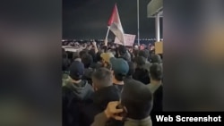 Sute de persoane s-au adunat la aeroportul din Mahacikala, cerând ca cetățenii israelieni care au sosit de la Tel Aviv să nu fie lăsați să intre.