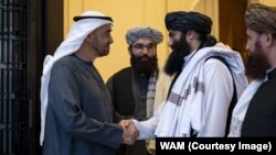 د جون پر څلورمه د متحده عربي اماراتو مشر د طالبانو د کورنيو چارو له سرپرست وزير سره روغبړ کوي.