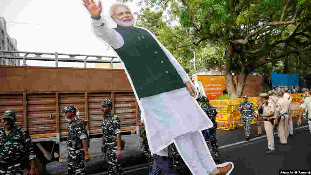 Narendra Modi miniszterelnök papírfigurája Újdelhiben. A Bháratíja Dzsanatá 2014 óta az ország nagyobbik kormánypártja, vezetője a hivatalban lévő miniszterelnök, Narendra Modi. Száznyolcvanmillió fős párttagságával a legnagyobb politikai párt a világon