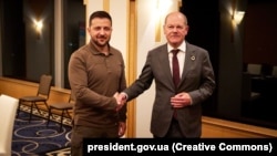 Німеччина у 2024 році витратить понад 7 млрд євро (7,6 млрд доларів) на допомогу Україні, каже Олаф Шольц (на фото президент України Володимир Зеленський і канцлер Німеччини Олаф Шольц (праворуч) під час зустрічі в кулуарах саміту «Групи семи»)