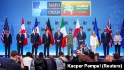 Лидерите на Г-7, председателят на Европейския съвет Шарл Мишел, председателят на Европейската комисия Урсула фон дер Лайен и президентът на Украйна Володимир Зеленски позират за семейна снимка. Вилнюс, 12 юли 2023 г.