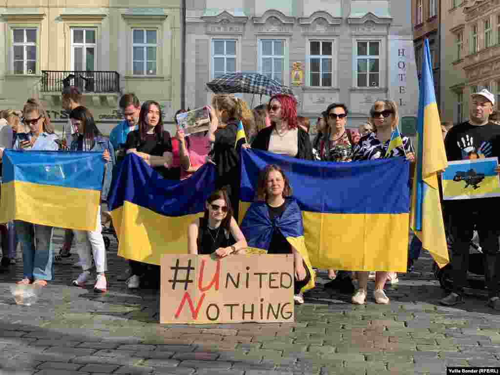 Під час протесту вимагали також більшої допомоги від міжнародних організацій, зокрема ООН та МКЧХ 