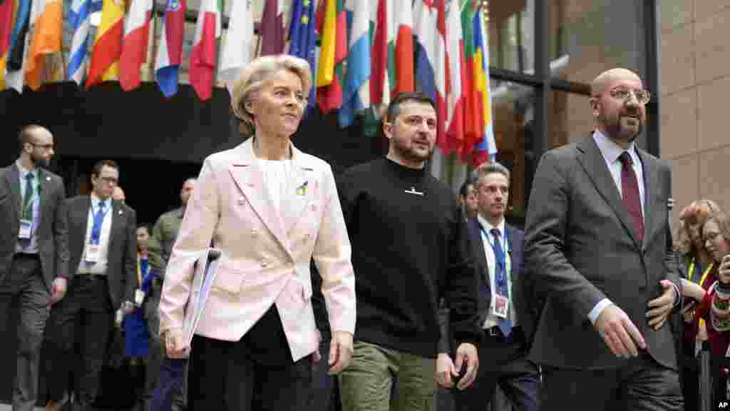 Ursula von der Leyen, az Európai Bizottság elnöke, Volodimir Zelenszkij ukrán elnök és Charles Michel, az Európai Tanács elnöke (balról) az uniós csúcstalálkozón Brüsszelben 2023. február 9-én. Az Európai Unió csütörtökön, 2023. december 14-én úgy döntött, hogy megkezdi a csatlakozási tárgyalásokat Ukrajnával 