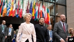 Az ukrán államfő az Európai Bizottság és az Európai Tanács elnökével a brüsszeli EU-csúcson 2023. február 9-én