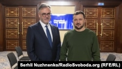 RFE/RL media korporatsiyasınıñ prezidenti Stiven Kapus (sol tarafta) ve Ukrayina prezidenti Volodımır Zelenskıy