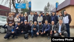 Қамаудан шыққан тәуелсіз журналист Думан Мұхаммедкәрімді белсенділер мен жақтастары абақты алдынан алдынан күтіп алды. Алматы облысы, 15 сәуір, 2023 жыл.