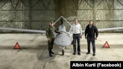 Kryeministri i Kosovës Albin Kurti duke prezantuar dronin Bayraktar TB-2. (Foto: Albin Kurti)