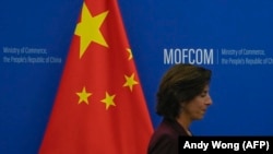 Secretara americană pentru Comerț, Gina Raimondo, se întâlnește cu omologul ei chinez, Wang Wentao, la Ministerul Comerțului din Beijing, 28 august 2023.