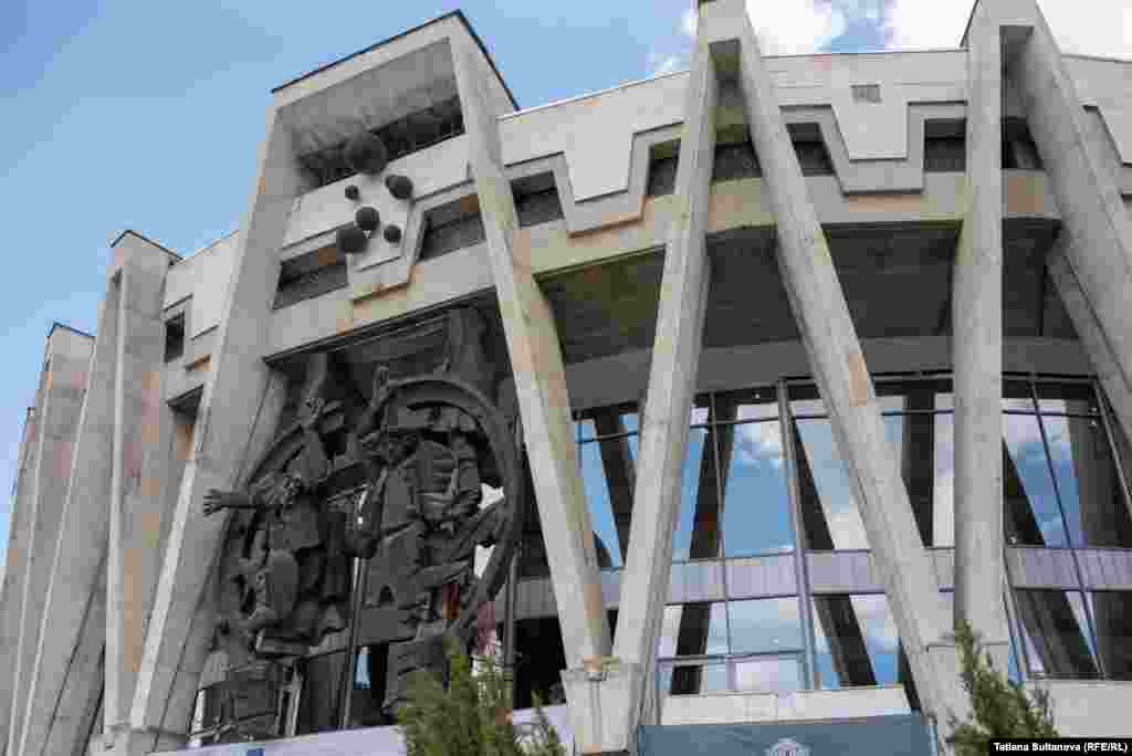 Compoziția sculpturală „Circ” amplasată pe fațada Circului datează din 1988. Ea este amplasată în centrul fațadei, deasupra intrării principale, și reprezintă doi clovni acrobați întâmpinând vizitatorii. Unul din clovni a rămas fără cap, după un act de vandalism. 