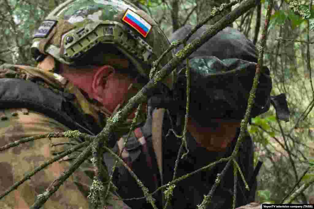 Un luptător purtând un steag rusesc alături de un alt soldat în timpul exercițiilor comune. Kremlinul a intervenit pe 20 iulie, purtătorul de cuvânt Dmitri Peskov declarând reporterilor că mutarea trupelor poloneze la granița sa estică este „un motiv de îngrijorare”, adăugând că ceea ce a numit „agresivitatea Poloniei” este o realitate.
