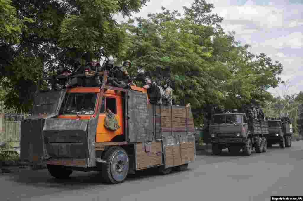 Trupe ucrainene într-un camion acoperit cu blindaje improvizate, pe 13 iunie. La 13 iunie 2014, Kievul a lansat o operațiune militară majoră pentru a recuceri Mariupolul. 