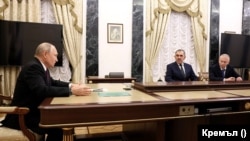 Кремъл разпространи снимка на срещата на Владимир Путин с Юнус-Бек Евкуров и Андрей Трошев (вдясно)