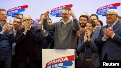 Presidenti i Serbisë ,Aleksandar Vuçiq, gjatë festës në ambientet e Partisë Progresive Serbe pas zgjedhjeve të 17 dhjetorit.
