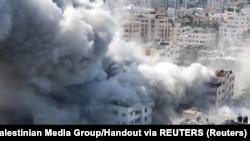 Fumul se ridică desupra orașului Gaza, bombardat de Israel ca răspuns la atacul Hamas din 7 octombrie în care au murit peste 1.300 de persoane. 