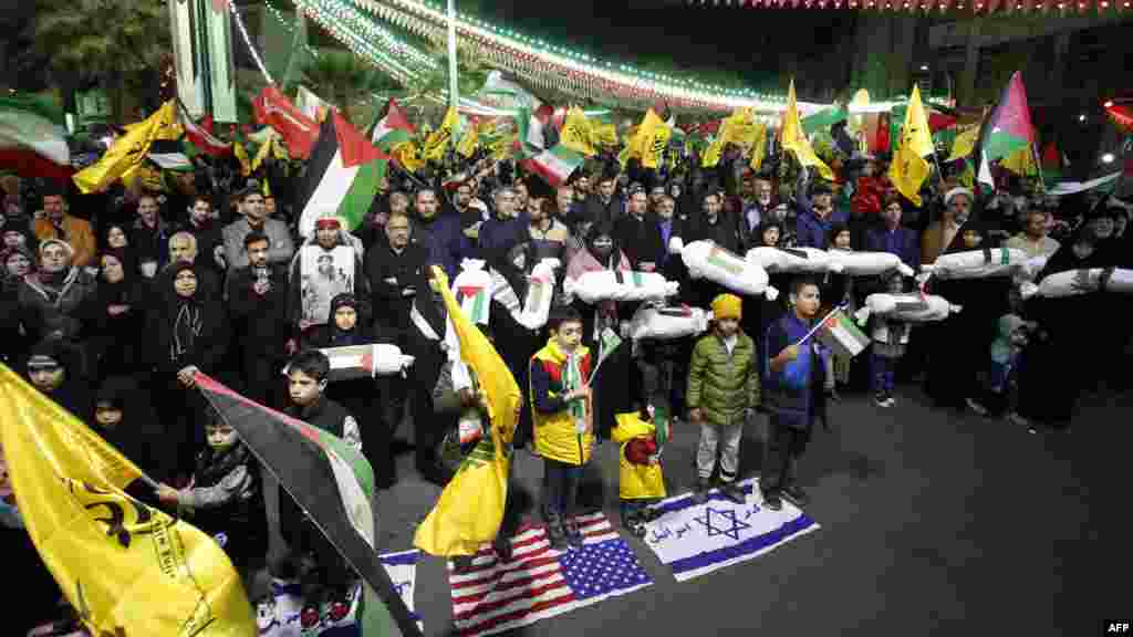 A teheráni Palesztina térre szervezett Izrael- és USA-ellenes tüntetésen. A Hezbollah, amelyet Irán legerősebb fegyveres megbízottjának tekintenek a térségben, bosszút ígért. „Ez a bűncselekmény nem marad következmények nélkül” - áll a csoport közleményében