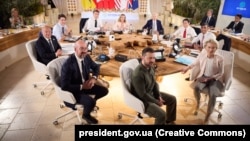 Ukrainian President Volodymyr Zelenskiy (foreground center) joins Group of Seven leaders in Italy in June.