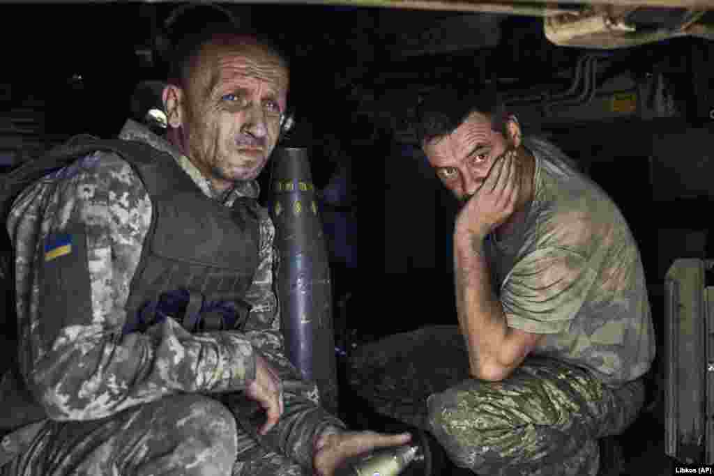 Українські військові у самохідній гаубиці. Передова лінія фронту російсько-української війни. Донецька область, 9 серпня 2023 року