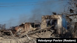 Рятувальники працюють на місці російських авіаударів в селі Липці Харківської області, Україна, 10 квітня 2024 року. Фото ілюстративне