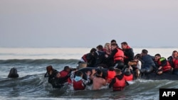 Nagy-Britanniába induló migránsok a franciaországi Gravelines-ben 2022. június 11-én