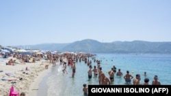 Njerëzit duke u freskuar në Sicili të Italisë, në ditë tejet të nxehta.