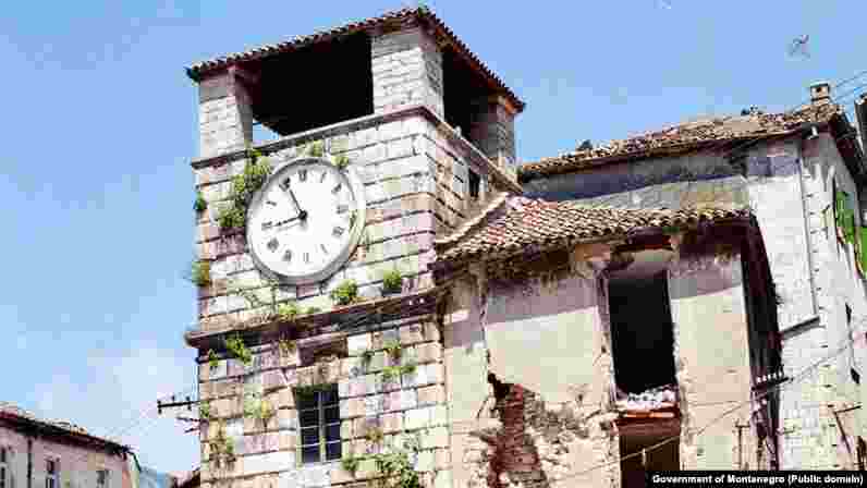 Zemljotres je teško pogodio i Kotor, grad pod zaštitom UNESCO-a. Kao i u obnovi drugih kulturno-istorijskih spomenika duž primorja, svaki kamen trebalo je sakupiti, označiti, vratiti na svoje mjesto. Tako je obnovljena i Sat kula, koja broji ure još od XVII vijeka. 