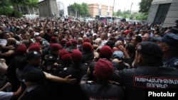 Ցուցարարների և ոստիկանների միջև բախումը ԱԳՆ շենքի մոտ, Երևան, 31-ը մայիսի, 2024թ.