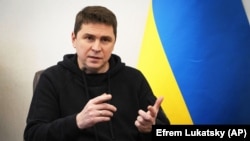 «Це стандартна гра російських спецслужб. Береш відкриті брифінги, додаєш фіктивні відомості чи окремі елементи перехоплень і публікуєш у соцмережах, легалізуючи «злив» – Михайло Подоляк